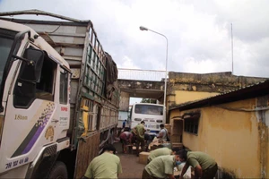 Phát hiện xe tải chất đầy hàng điện tử không hoá đơn 