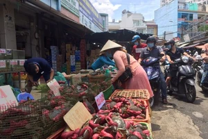 Lễ 2-9: Người dân tấp nập đi chợ mua cua, ghẹ, tôm