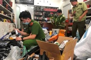 Phát hiện cửa hàng túi xách chứa 1.800 loại vũ khí