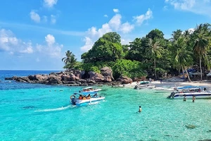 Du lịch biển đảo Việt Nam thu hút nhiều du khách 