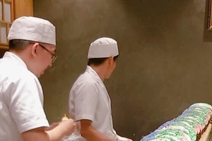 Thưởng thức miễn phí maki sushi khổng lồ nặng 8 kg