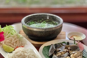 Hủ tiếu gà đen, cơm trái dừa, bún cá... vào khách sạn 5 sao