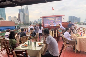 Cháy vé đón năm mới du thuyền 5 sao trên sông Sài Gòn