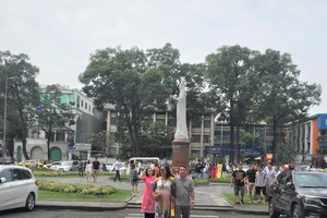 Người dân nhộn nhịp đến Nhà thờ Đức Bà chụp hình lưu niệm