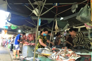 Mùng 6: Giá một số mặt hàng cao do vẫn còn... tết