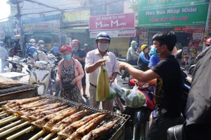 Đặc sản 'lạ' lần đầu xuất hiện ở phố cá lóc ngày Thần tài 