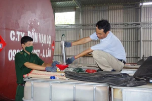 'Tấn công' mạnh đối tượng làm xăng giả, kém chất lượng