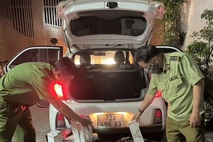 TP.HCM phát hiện gần 1.500 gói thuốc lá lậu trên ô tô