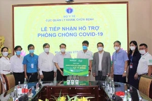 Tặng cháo tươi, cà phê Ông Bầu các bệnh viện tuyến đầu 