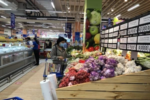 Người dân kéo nhau đi mua hàng: siêu thị, cơ quan chức năng nói gì?