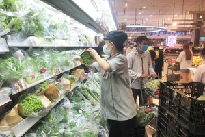 'Chen chúc đi mua đẩy giá hàng hóa tăng, nguy cơ lây dịch bệnh' 