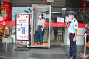 Siêu thị đầu tiên TP.HCM trang bị buồng khử khuẩn cho khách 