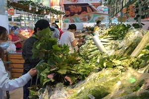 Siêu thị lên sẵn đơn hàng rau, thịt giúp người dân khu vực cách ly