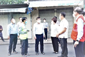 Lãnh đạo TP.HCM thăm và kiểm tra phòng chống dịch ở các chợ 