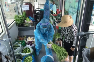 Chùm ảnh: Người dân xếp hàng mua rau trên xe buýt di động