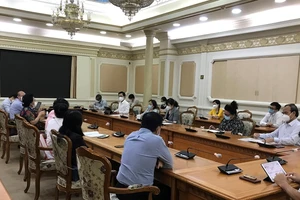 Sau 18 giờ, xe chở hàng thiết yếu vẫn 'dễ đi nhưng khó về'