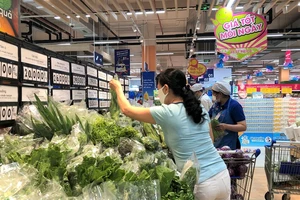 Khách đến mua sắm đông nhưng siêu thị vẫn than lỗ