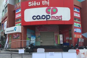 Một số siêu thị tạm ngưng phục vụ sáng 21-8, cửa hàng bán trứng qua khe cửa