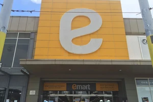 Người mua hàng đông nhưng không còn cảnh xếp hàng rồng rắn ở siêu thị