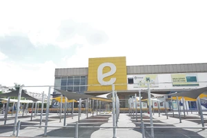 Ngày đầu tiên TP.HCM 'đi chợ hộ': Siêu thị vắng bóng khách hàng 