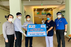 Hội doanh nhân trẻ TP.HCM tặng 65 máy thở đến tuyến đầu chống dịch