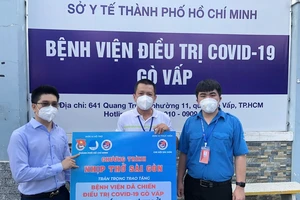 Hội doanh nhân trẻ TP.HCM tặng thêm máy thở cho các bệnh viện dã chiến