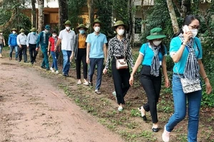 Công ty du lịch đảm bảo khoảng cách 2m cho du khách khi tổ chức tour 