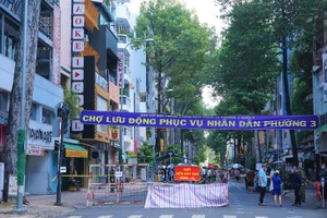 Người dân vùng xanh quận 5 thích thú được đi chợ lưu động