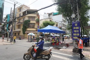 Trứng gà, bánh bao... hút khách đi chợ lưu động vùng xanh quận 5