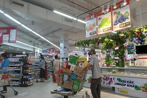 Ngày đầu nới lỏng giãn cách không có cảnh đổ xô đi mua sắm tại siêu thị