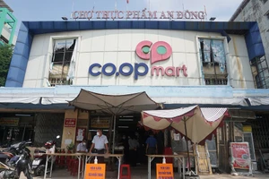 Chợ An Đông ngày đầu bán trở lại: Khách vắng nhưng vẫn vui