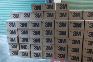 Mật phục bắt gần 10.000 khẩu trang 3M nghi giả 