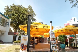 Quán cà phê, phở, bún...thưa thớt khách ngày đầu bán tại chỗ 