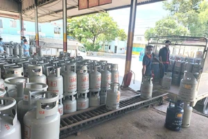 Giá gas tháng 11 tiếp tục tăng, 1 bình gas giá nửa triệu đồng 