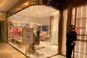 TP.HCM: Hàng loạt mặt hàng giảm giá sốc, có thương hiệu 'xịn' giảm 70% 