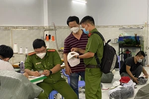 Triệt phá đường dây sản xuất nón giả nhãn hiệu Nón Sơn siêu rẻ