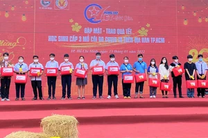 Trao quà và lì xì cho gần 300 học sinh mồ côi vì COVID-19 ở TP.HCM