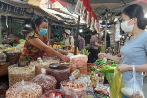 Nhộn nhịp mua đồ cúng ông Táo, một số mặt hàng không có để bán