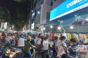 Quần áo, túi xách vỉa hè giảm giá hút khách cuối năm