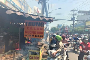 Cá lóc nướng đặc sản Tây Bắc hút khách ngày vía Thần Tài 