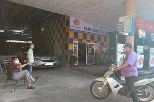 Cửa hàng thông báo 'hết xăng', khách lủi thủi dắt bộ xe