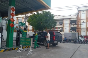 TP.HCM: Nhiều cửa hàng đã mở cửa bán xăng trở lại 