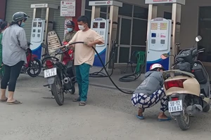 Nhiều cây xăng ở TP.HCM ngừng bán, có nơi chỉ bán... 30.000 đồng