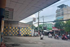 Người dân lại lủi thủi dắt bộ vì cửa hàng... hết xăng