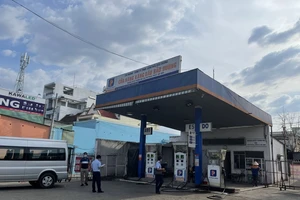 Bán xăng 'cục gạch' lề đường, vỉa hè bị phạt 5 triệu đồng