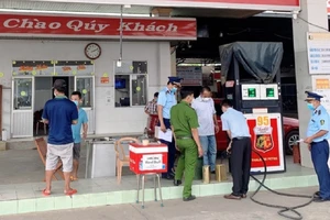 Phạt hơn 445 triệu, tước giấy phép 2 tháng do bán xăng 'có vấn đề'