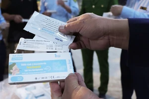 Phát hiện 60.000 bộ kit test COVID-19 có chữ 'made in China'