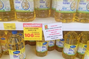 Siêu thị cho mỗi khách hàng mua một chai dầu ăn 2 lít/ngày