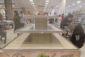 Kệ hàng ba tầng bày bán trứng gia cầm hết sạch tối 20-4. ẢNH: TÚ UYÊN