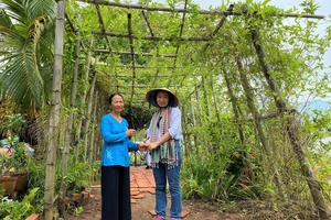 Đoàn múa trống Sa Dăm vui nhộn đón khách tham quang chùa Âng